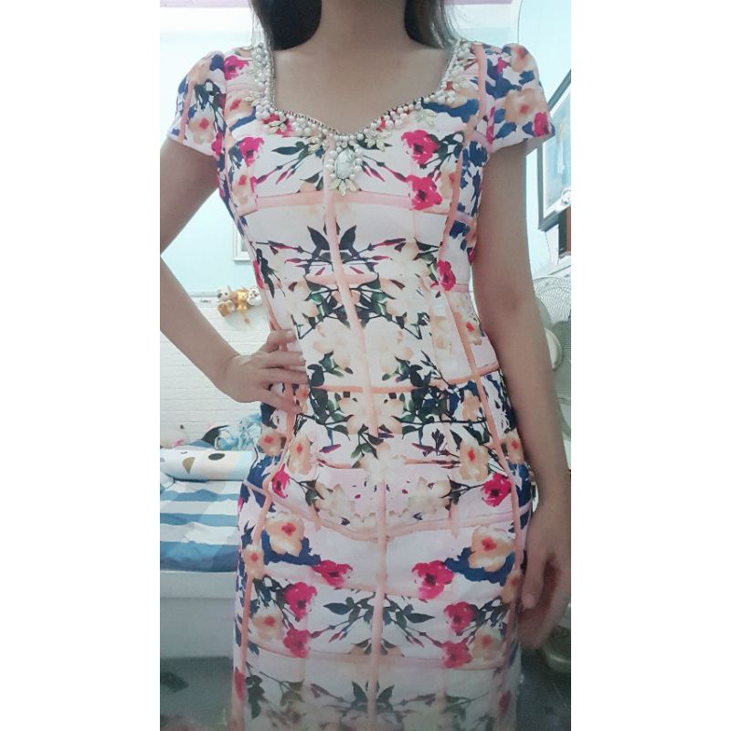Thanh lý đầm body size M màu hoa sang chất thun