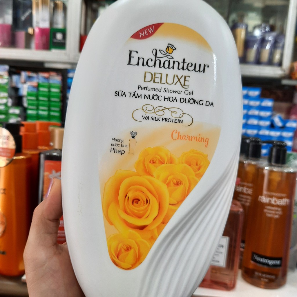 Sữa tắm nước hoa dưỡng da Enchanteur Charming 900g