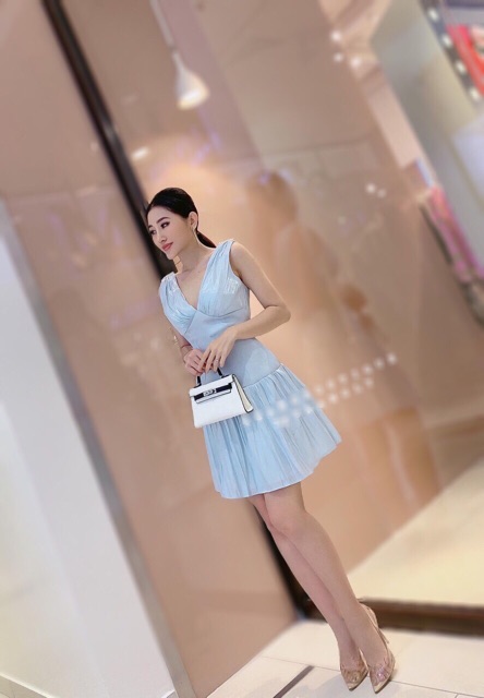 Set áo croptop hoa cột eo kèm chân váy dài đính nút | BigBuy360 - bigbuy360.vn