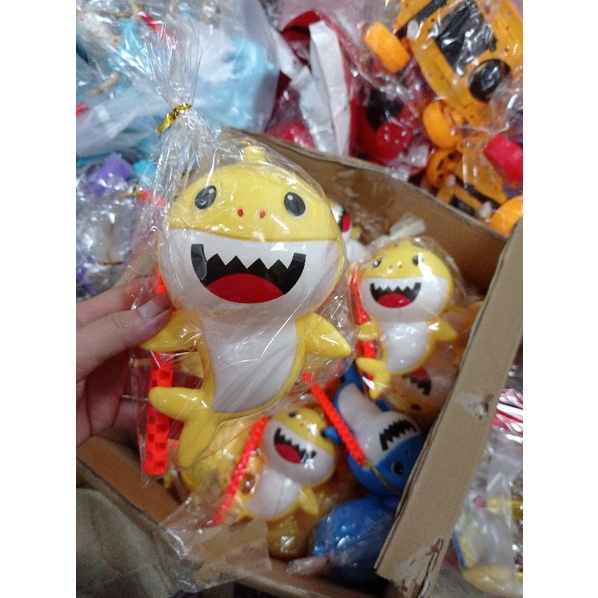 Lồng đèn trung thu cá mập có đèn và nhạc dùng pin giá rẻ