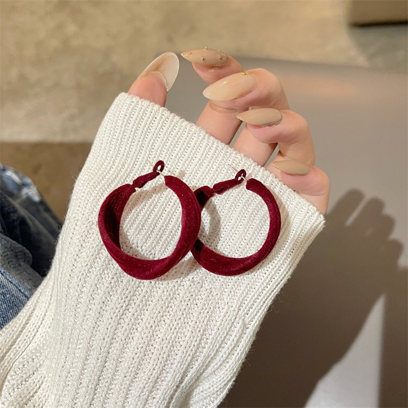 Bông tai khoen màu đỏ biểu tượng năm mới mai mắn BT252