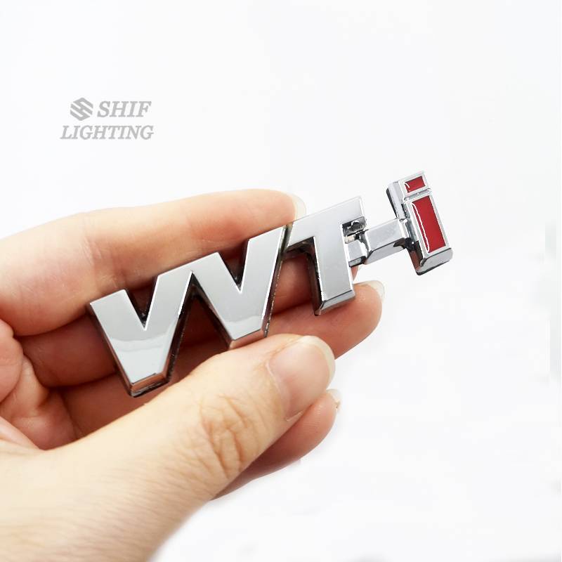 Huy hiệu bằng kim loại nhỏ hình chữ VVTI gắn vào thân xe hơi dùng thay thế cho TOYOTA