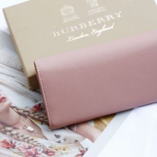 Ví cầm tay burberry