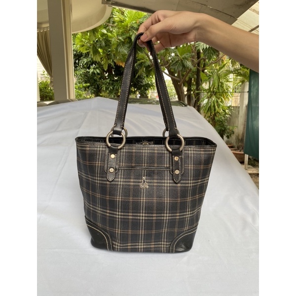 Túi chuẩn si. Túi qua sử dụng. Khách vui lòng xem hình nếu muốn biết thêm thông tin sản phẩm mời khách vô chat . Thanks.