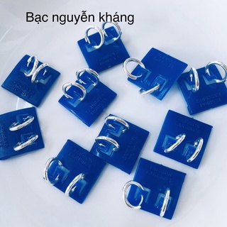 1 chiếc khuyên tai bạc tròn đính đá