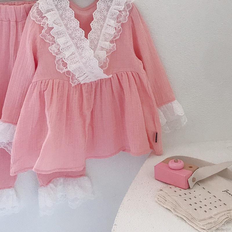 Set đồ ngủ 2 món gồm áo cổ tròn tay dài và quần dài phối ren cho bé gái