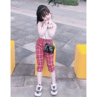 Set cổ yếm quần kẻ lửng bé gái