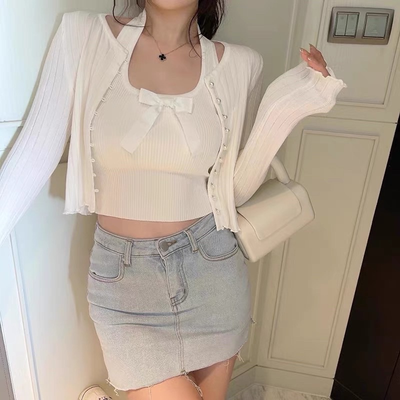 set áo len dệt kim gồm 2 sản phẩm : áo len tăm khoác ngoài mix khuy ngọc + yếm nơ trắng (3288#)