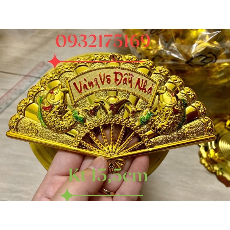 Quạt trang trí vàng vào đầy nhà