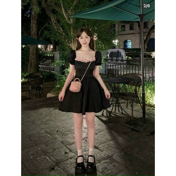 Đầm xốp vân nổi đen cổ thuyền bèo ngực hồng cột nơ lưng hồng