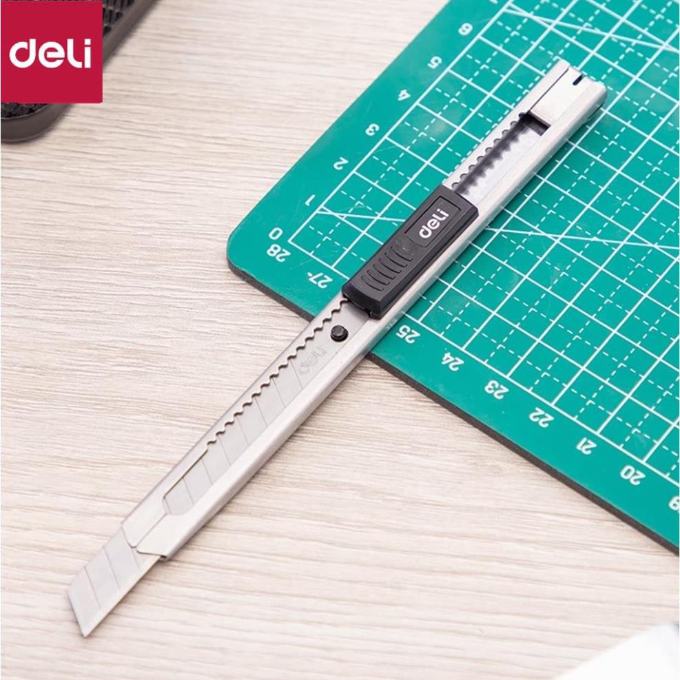 Dao rọc giấy Deli chất liệu kim loại với lưỡi thép SK5, 1 cái - 2058 [Deli]