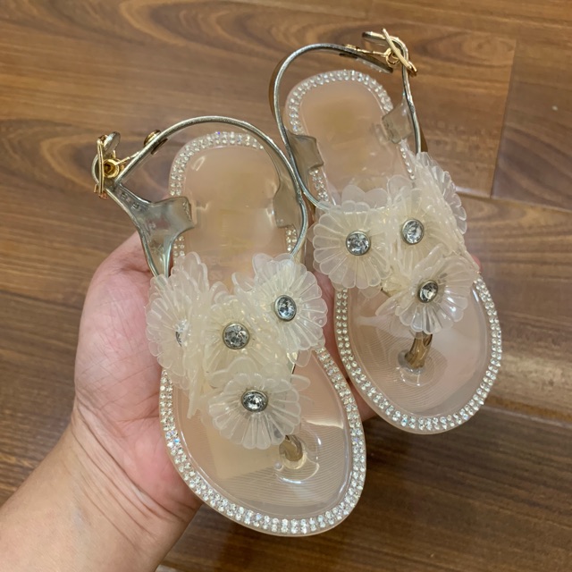 Sandal nhựa quai gắn hoa, hạt rất đẹp, nhẹ nhàng nưx tính,mà bất chấp mưa nắng gì cũng đepj hết
