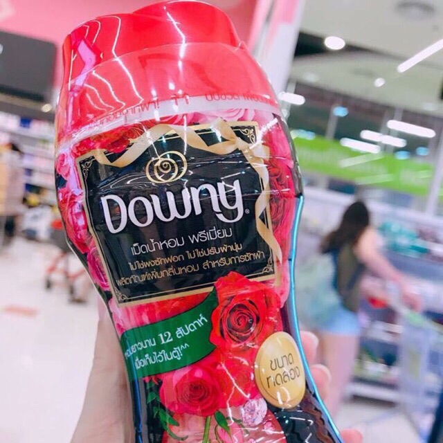 Viên xả vải Downy 150gram-shop còn sẵn mùi hoa hồng, việt quất và hương hoa cỏ xuân