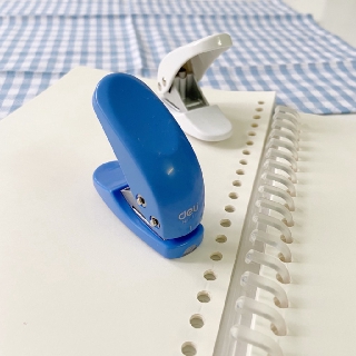 Dụng Cụ Dập Bấm Lỗ Giấy Binder Deli Puncher