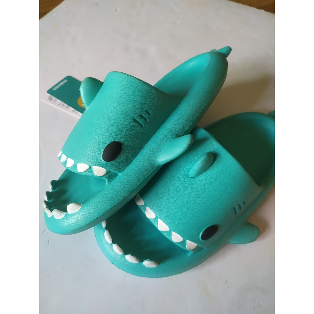 Dép cá mập Crayons hot trend cho bé