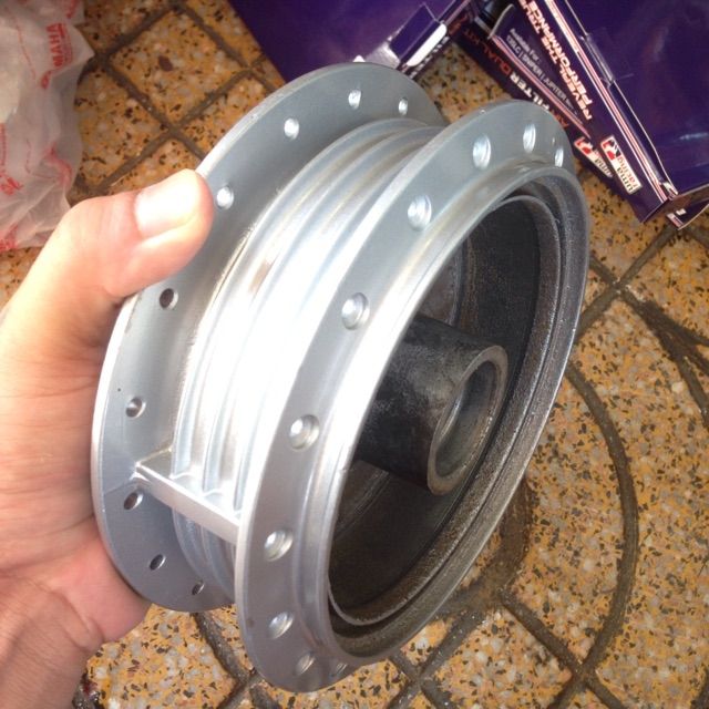 Đùm + Má đùm sau yamaha sirius sơn bạc sẵn gắn xe sirius