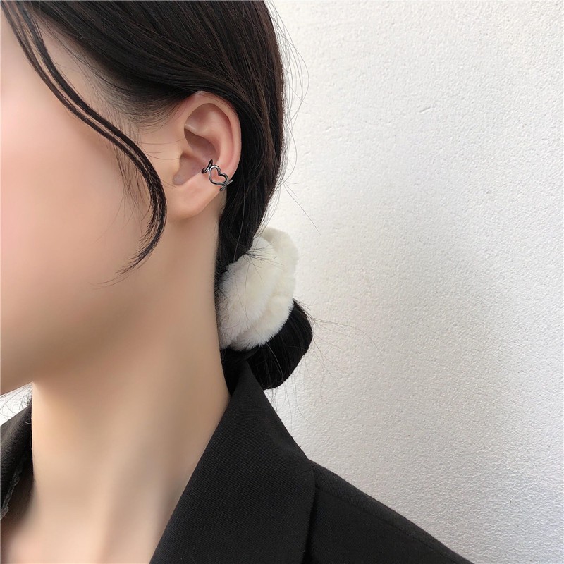 Khuyên tai kẹp vành một bên không bấm lỗ K043 bằng hợp kim phủ màu hình trái tim dáng ngắn (1 chiếc)