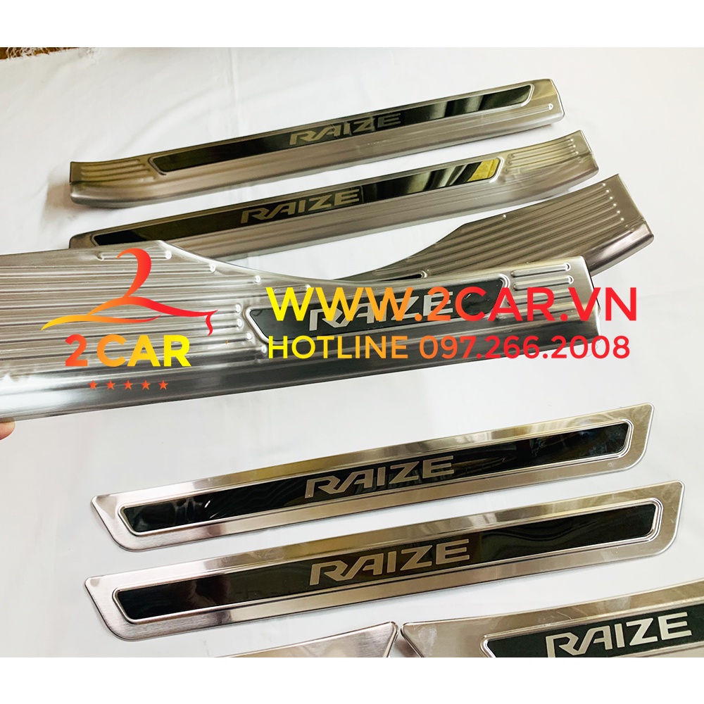 Ốp bậc cửa, nẹp bước chân xe Toyota Raize 2021-2022, Hàng Inox chữ tráng gương cao cấp