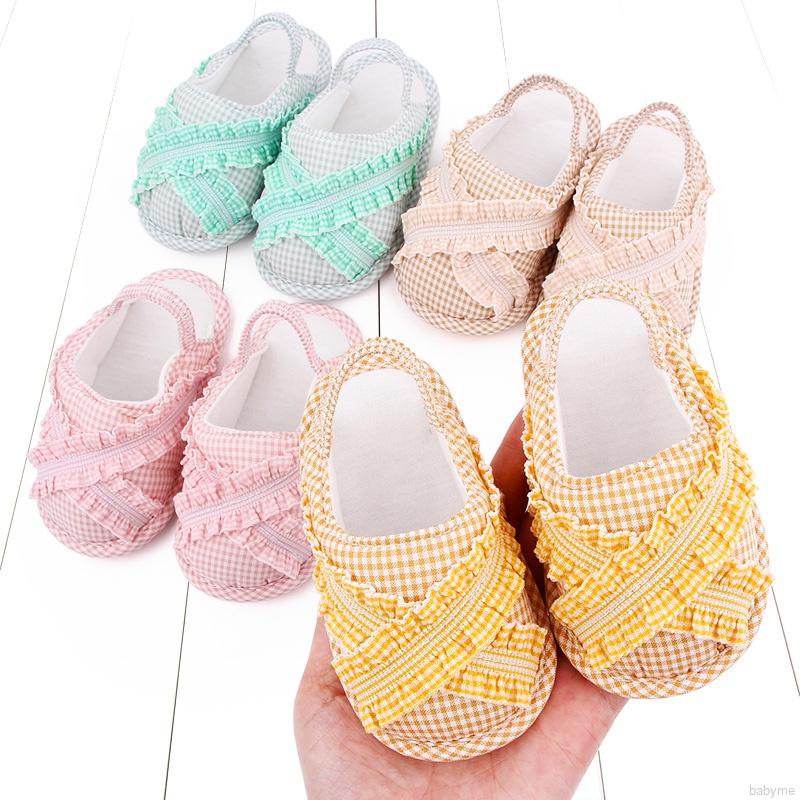Đôi giày đế mềm họa tiết caro cho bé gái tập đi