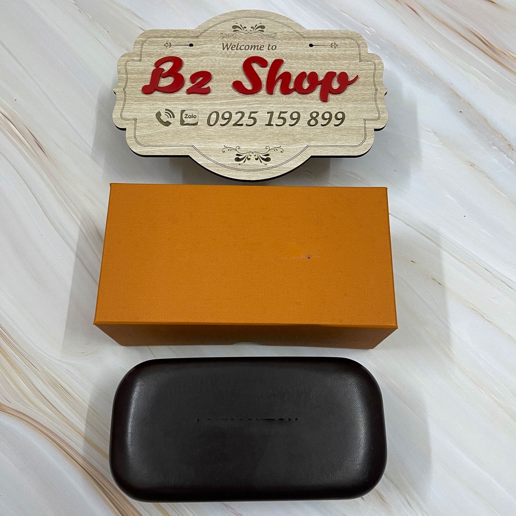 Bộ hộp đựng kính mắt các hãng và khăn lau cao cấp.