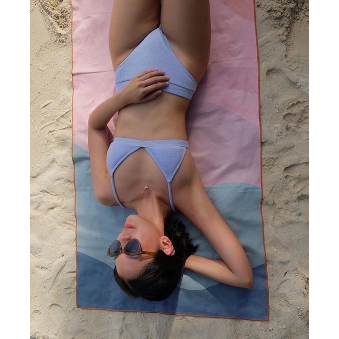 Bikini 2 mảnh xẻ ngực quần thong
