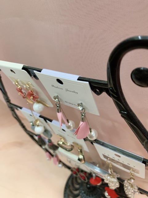 Thẻ nhựa treo hoa tai có gờ móc