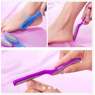 Dụng Cụ Chà Gót Chân 2 in 1 tẩy tế bào chết (Màu Ngẫu Nhiên)