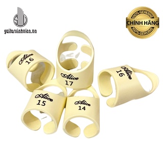 Móng đeo Alice gảy đàn guitar