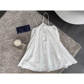 Váy cổ yếm xoè rộng