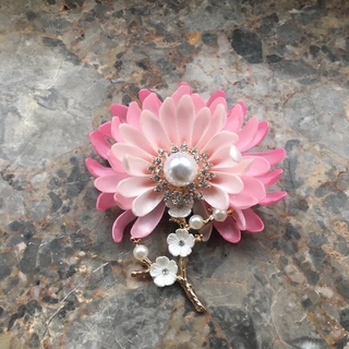 [Ảnh thật] Hoa cúc hồng cài áo đính hạt trai lớn/ Hoa cài áo đính hạt trai/ Hoa cài áo handmade/ Cài áo đính đá