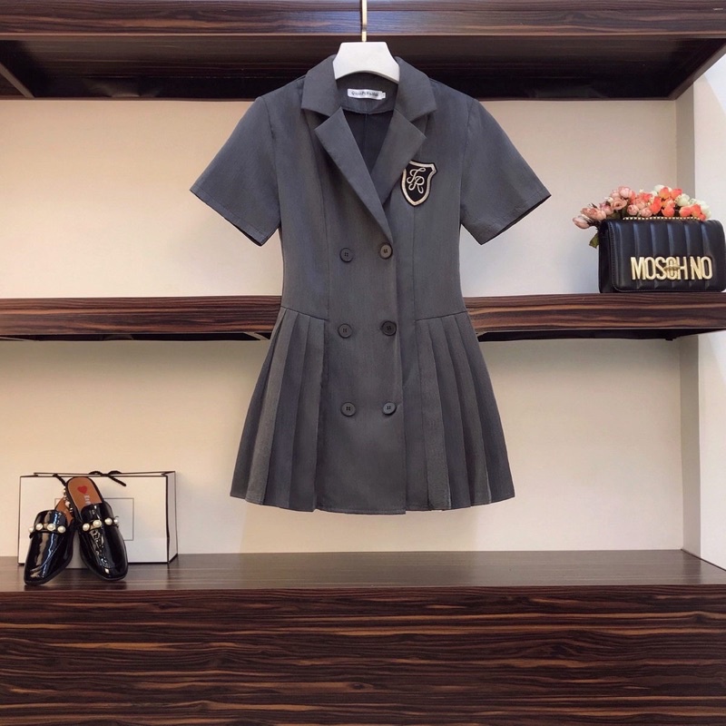 Váy cổ vest thêu logo