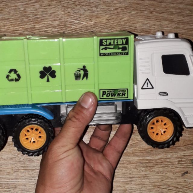 Một Chiếc xe mô hình hốt rác chạy chớn bằng nhựa rất đẹp