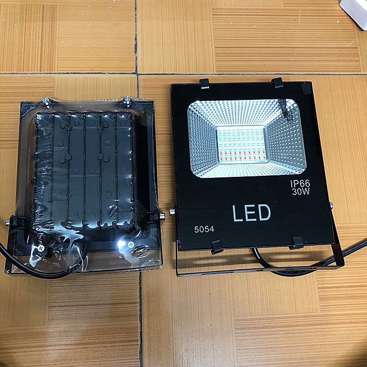 Đèn Led Pha 7 Màu Có Điều Khiển, Đen Trang Trí nhà cửa, sân Vườn, biển hiệu,quán cafe...Chống Nước Siêu Hot Chuẩn IP 65.