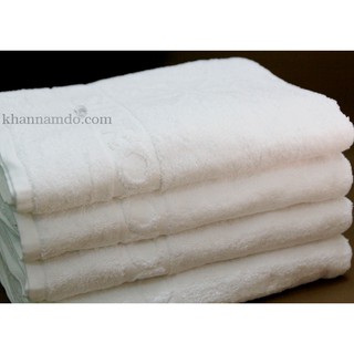 Khăn tắm trắng gấp thiên nga trang trí giường cưới