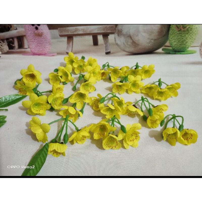 1 Túi hoa mai kèm nụ trang trí tết.