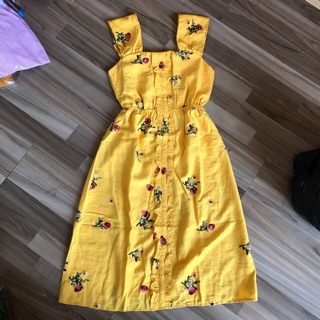 Đầm vàng thêu hoa nổi