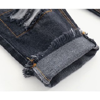 Quần jeans rách cho bé trai