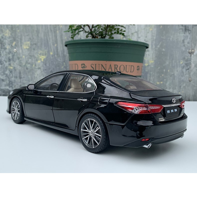 Mô hình Toyota Camry 2022 tỉ lệ 1:18