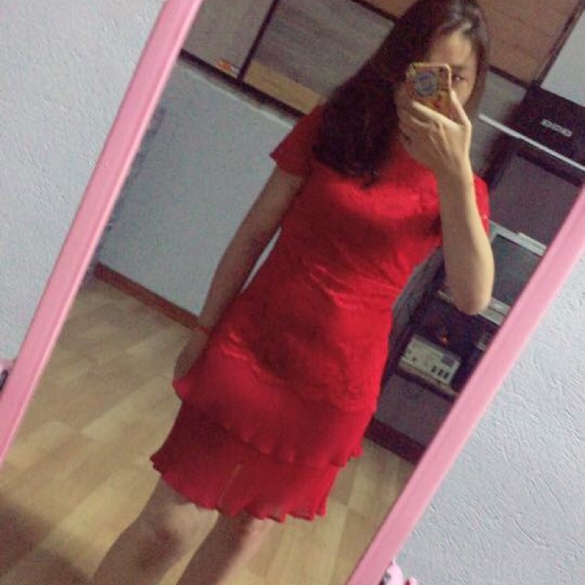 Váy ren đỏ