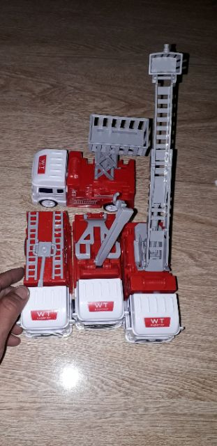 Set 4 xe mô hình bằng nhựa chạy chớn rất đẹp