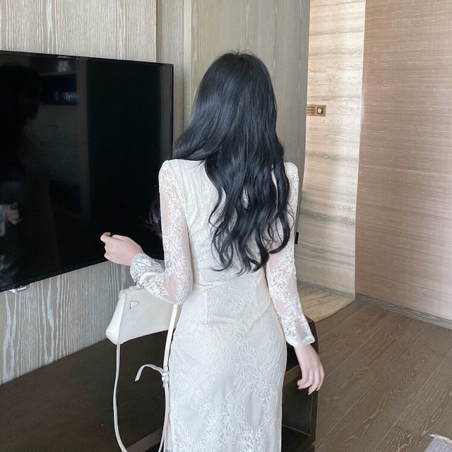 Sườn xám cách tân phối ren sang chảnh. Váy trắng ngà body xẻ tà đi tiệc cưới