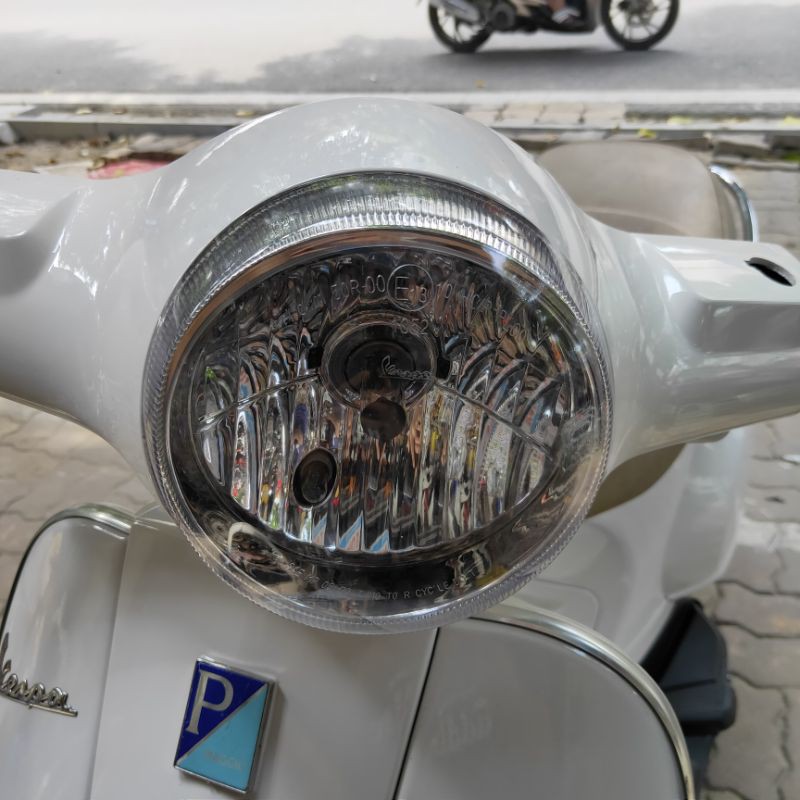 Mặt kính đèn pha xe Vespa LX