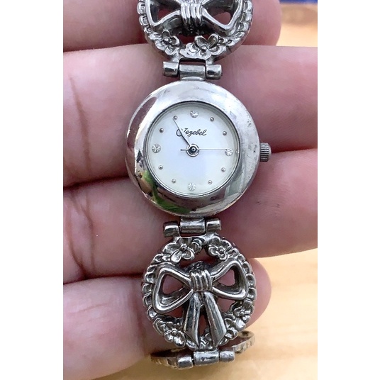 Đồng hồ nữ Si Tuyển.Hiệu Jezebel.Máy JAPAN.Dây lắc bạc Thái zin theo máy.Mặt đẹp size 22