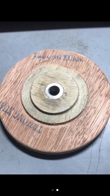 Đế trà gỗ  có ốc xoáy giá 1c