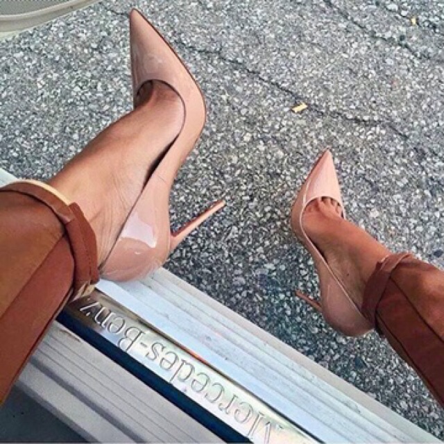 Cao gót nhọn đế đỏ màu nude da bóng 11-12p | BigBuy360 - bigbuy360.vn