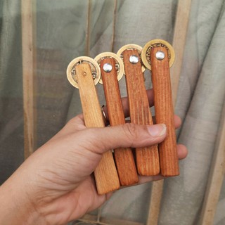 Đồng xu cạo gió cán gỗ (9cm)