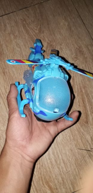 Chiếc trực thăng có nhạc và đèn led rất đẹp tặng kèm pin