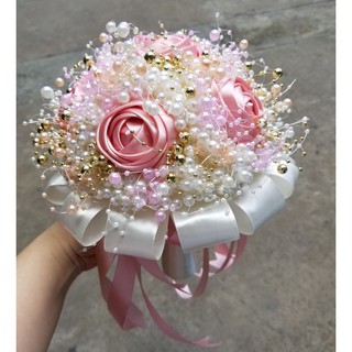 BÓ HOA CƯỚI CÔ DÂU CẦM TAY HẠT TRAI HẠT CHÂU HẠT CƯỜM MÀU TRẮNG KEM CAM ĐÀO ĐIỂM HOA HỒNG RUY BĂNG MÀU HỒNG DÂU