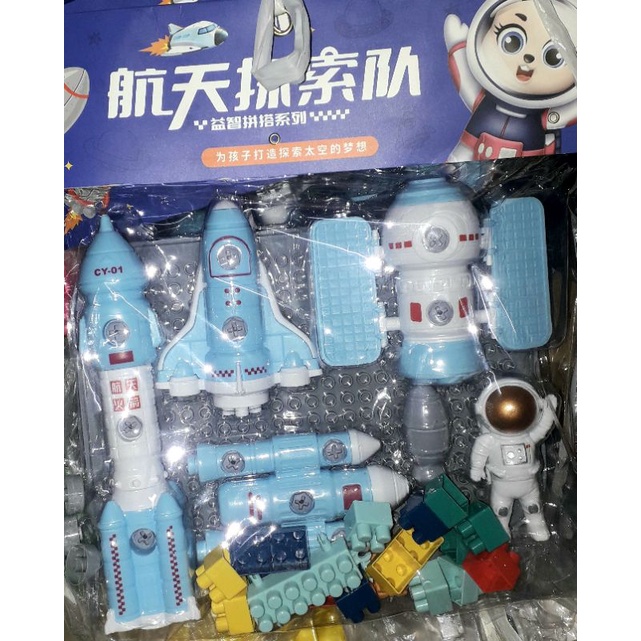 Bộ lắp ráp mô hình phi hành gia vũ trụ có nhiều chi tiết bằng nhựa rất đẹp