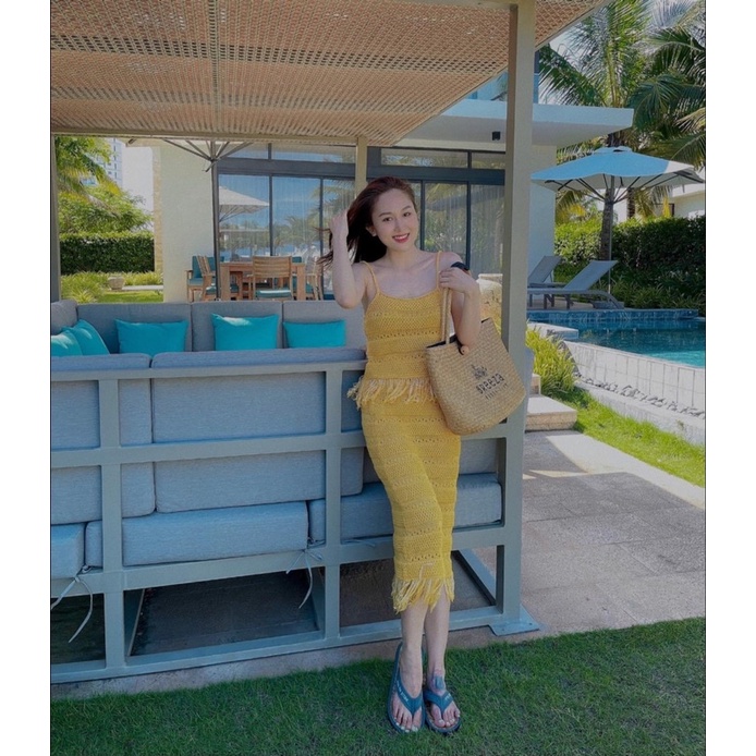 SET LEN ÁO 2 DÂY CHÁN VÁY TUA RUA GẤU MÀU VÀNG.